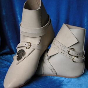 EXCLUSIVE WHITE MEDIEVAL LEATHER BOOTS