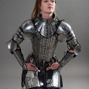 Lady-warrior fantasy armor provides great flexibility