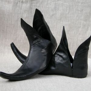  GOTHIC CURVED BLACK LEATHER SHOES