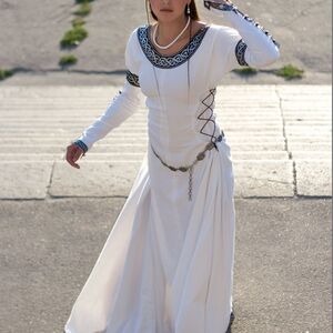 MEDIEVAL WHITE COTTON DRESS AND BODICE "CHESS QUEEN"