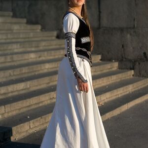 MEDIEVAL WHITE COTTON DRESS AND BODICE "CHESS QUEEN"