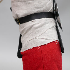 Back strap knee armor fluted poleyns