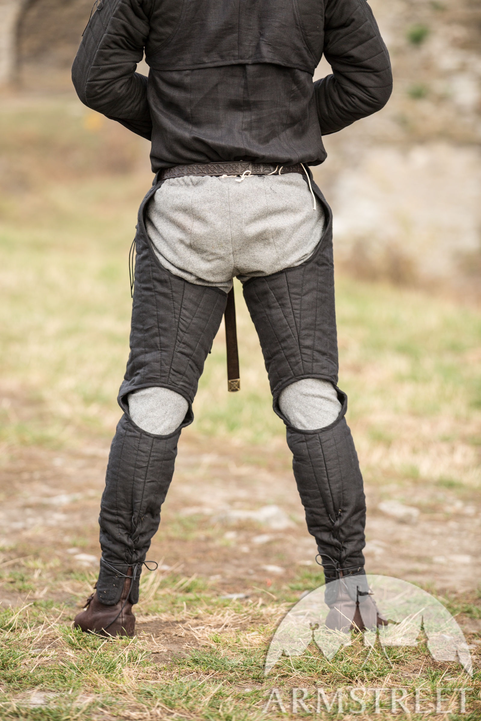 Pantaloni chausses medievali sotto armatura