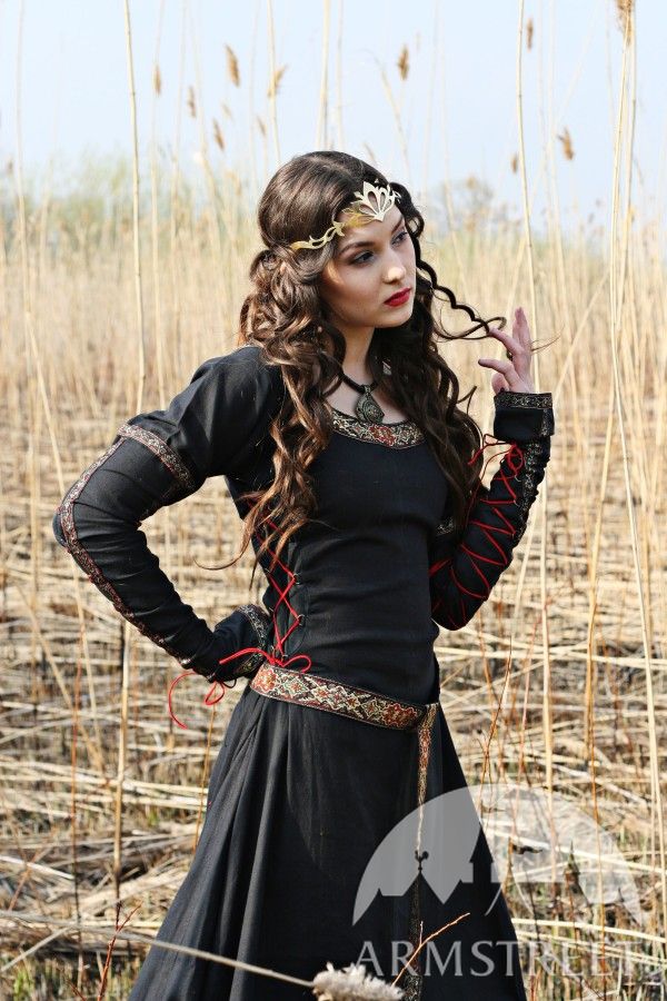 Charaktere Medieval-black-cotton-dress-lady-hunter-4