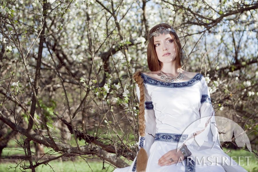 Medieval clothing White Swan dress