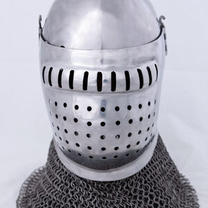 Grand bascinet medieval helm