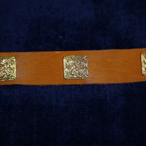 LEATHER BELT WITH MOLDED ACCENTS "BIRKA"