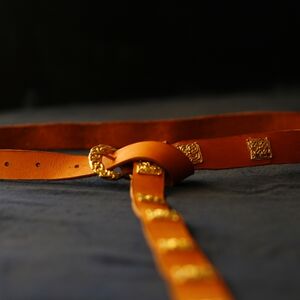 LEATHER BELT WITH MOLDED ACCENTS "BIRKA"