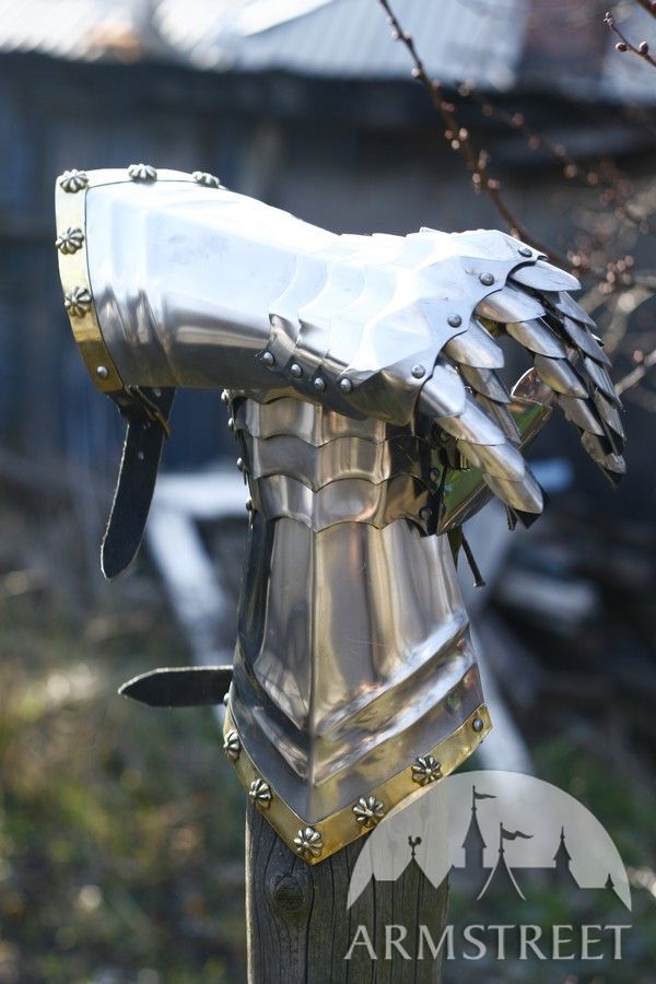 ekclusive-gauntlets-with-brass-border-and-custed-rivets.jpg